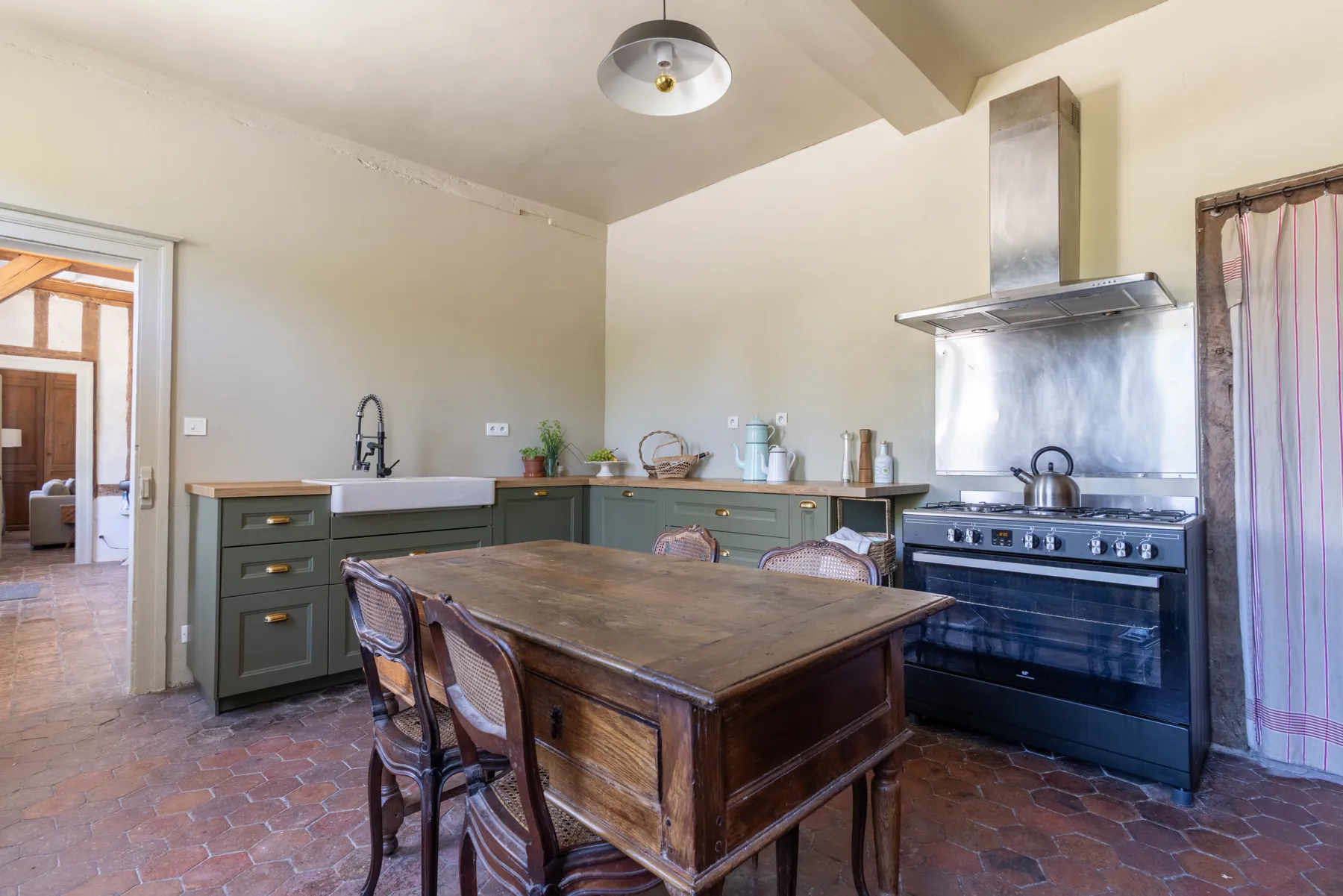 La table de la cuisine devant le piano de cuisson