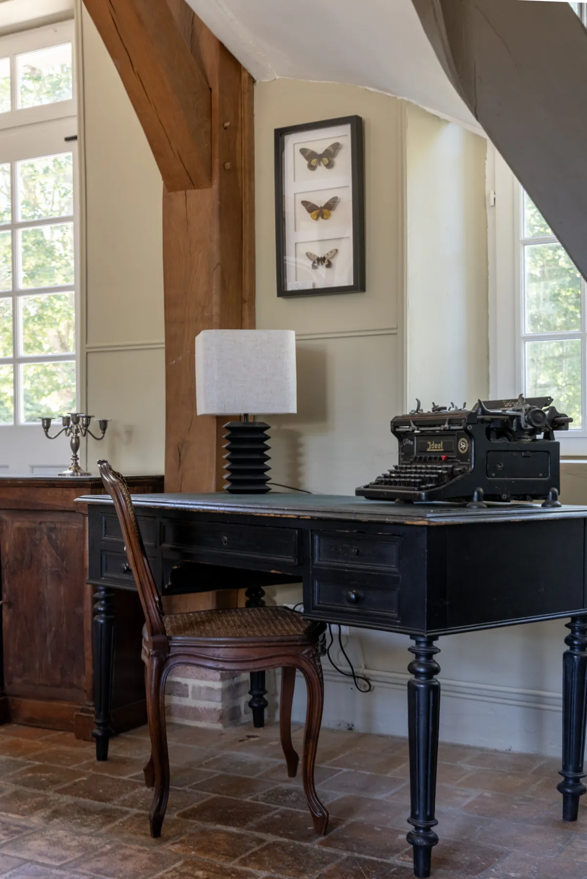 Bureau ancien et machine à écrire sous les colombages de l'entrée