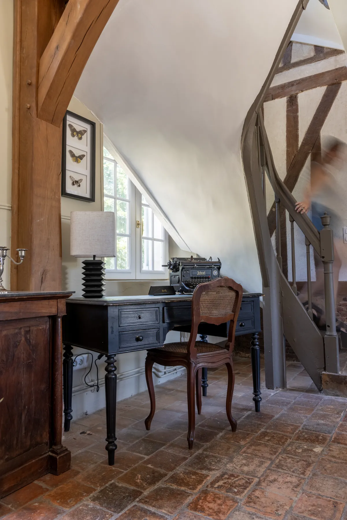 Secrétaire ancien au pied de l'escalier