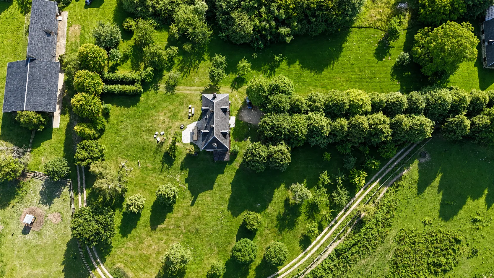 Le domaine vu du ciel : la maison, l'allée et les prairies