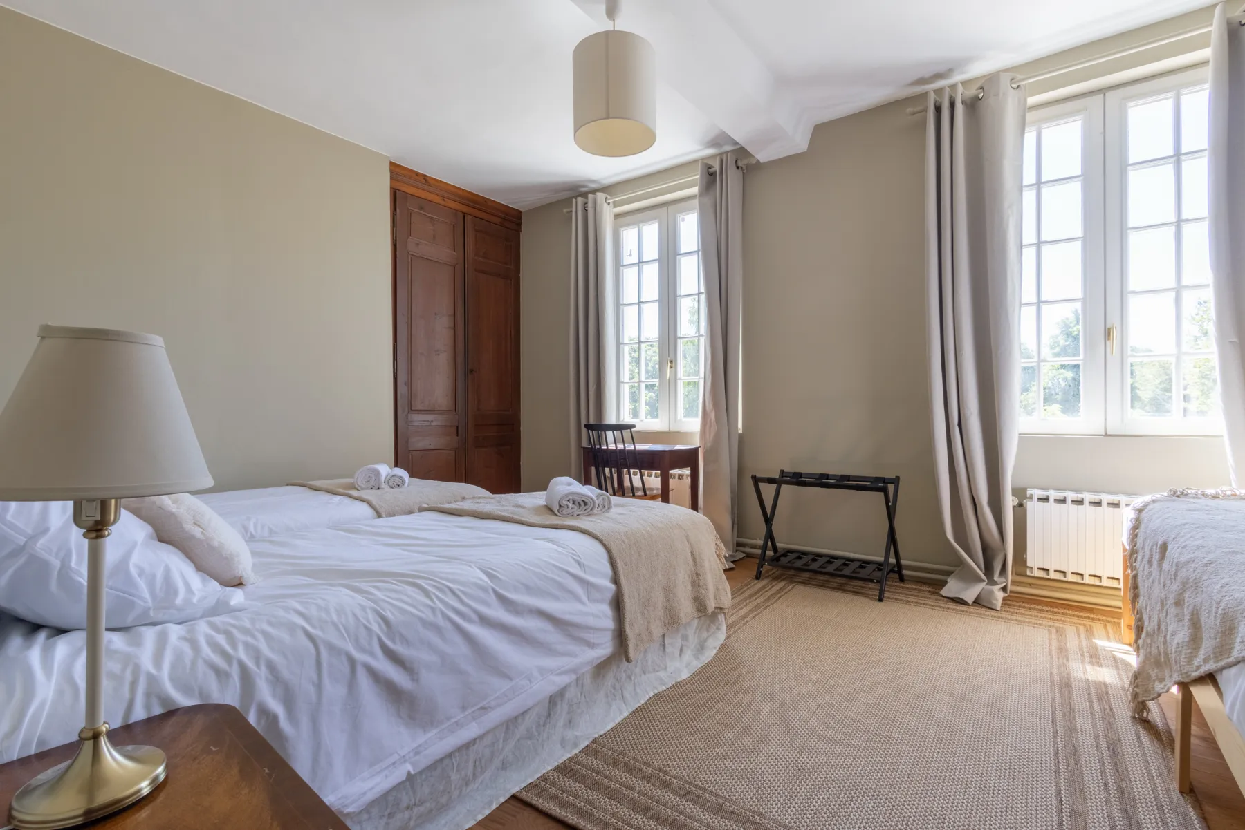 La chambre familiale, lits jumeaux et lampe de chevet
