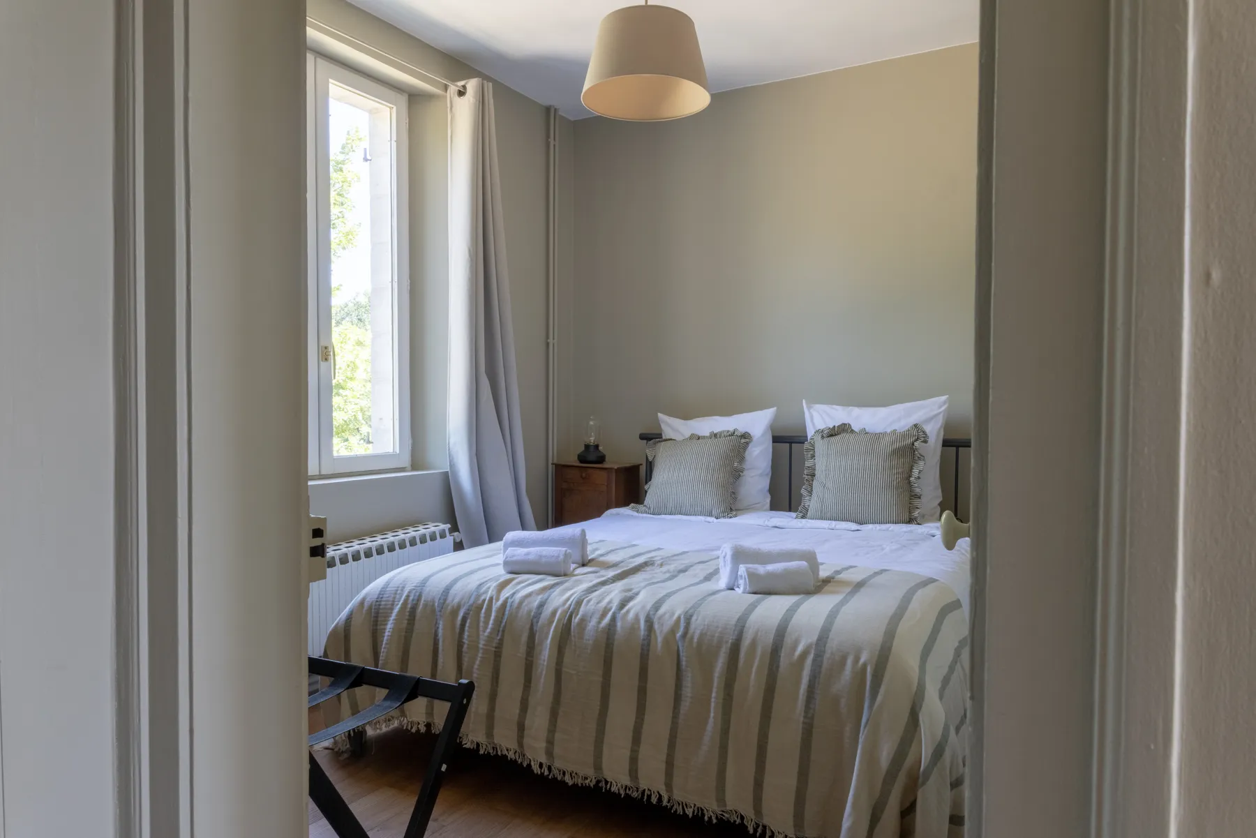 La chambre de Lin, lit double et jeté rayé