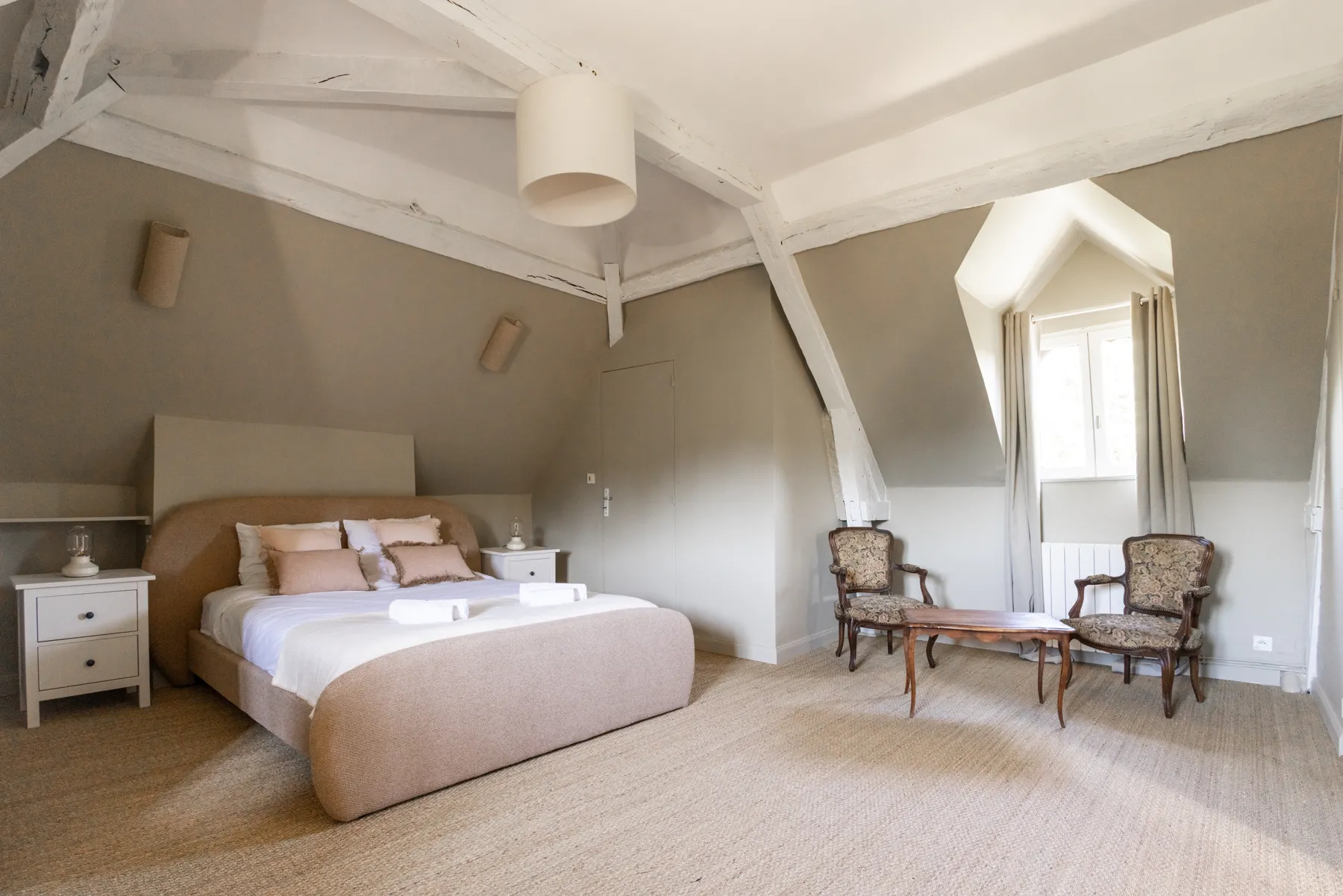 La suite des Tilleuls, lit et fauteuils anciens
