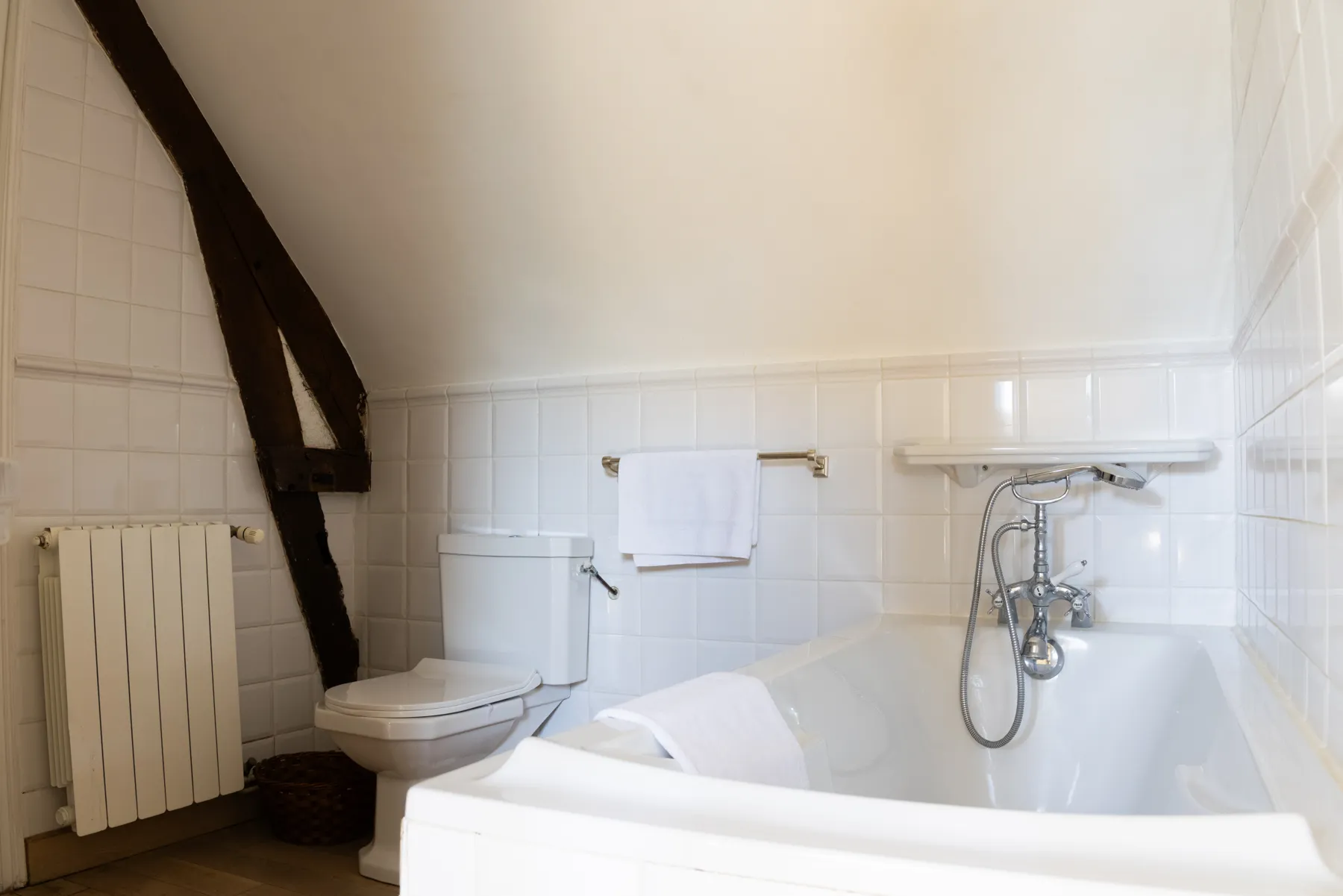 La salle de bains de la suite, baignoire sous les poutres