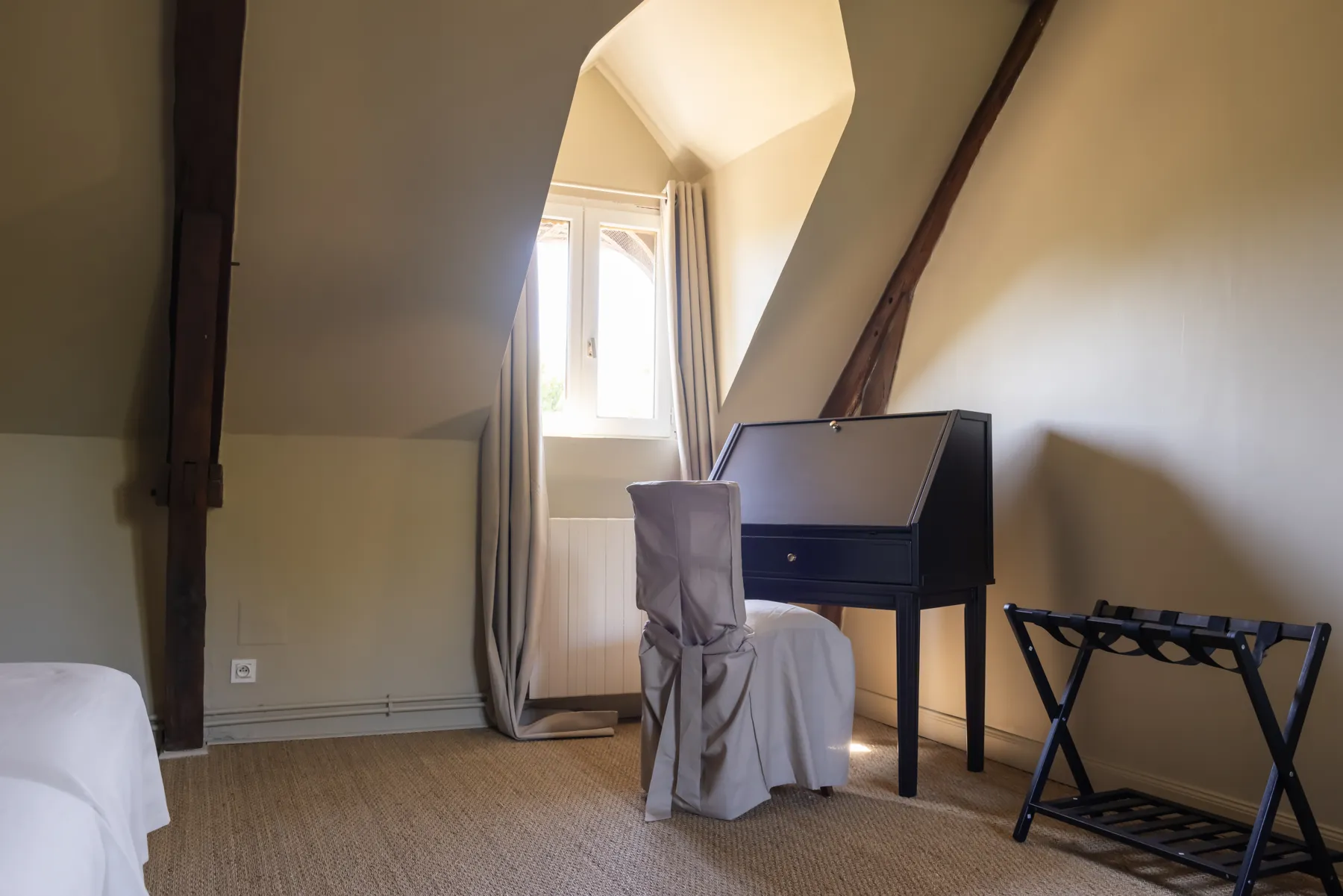 La chambre de la Charpente, secrétaire ancien