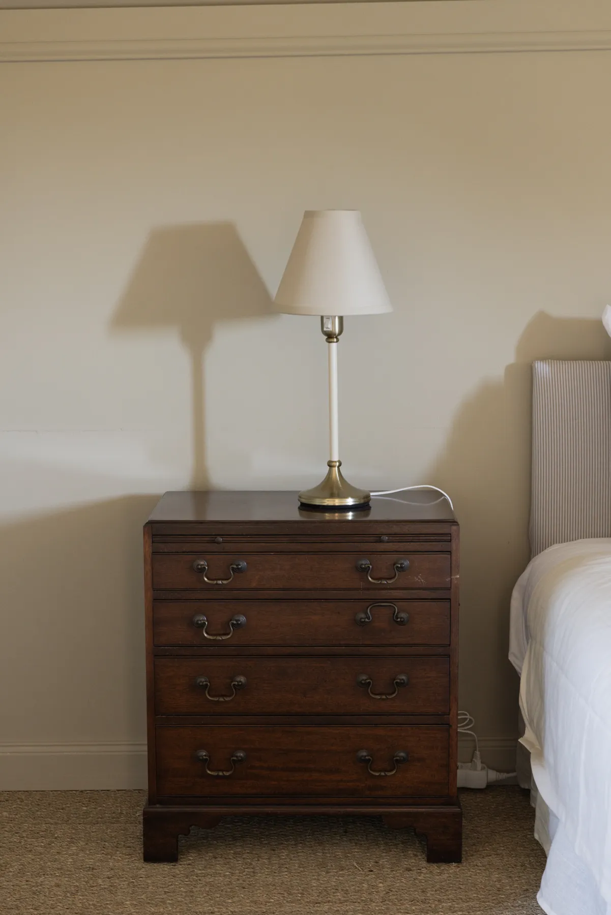 La chambre de la Charpente, commode et lampe anciennes