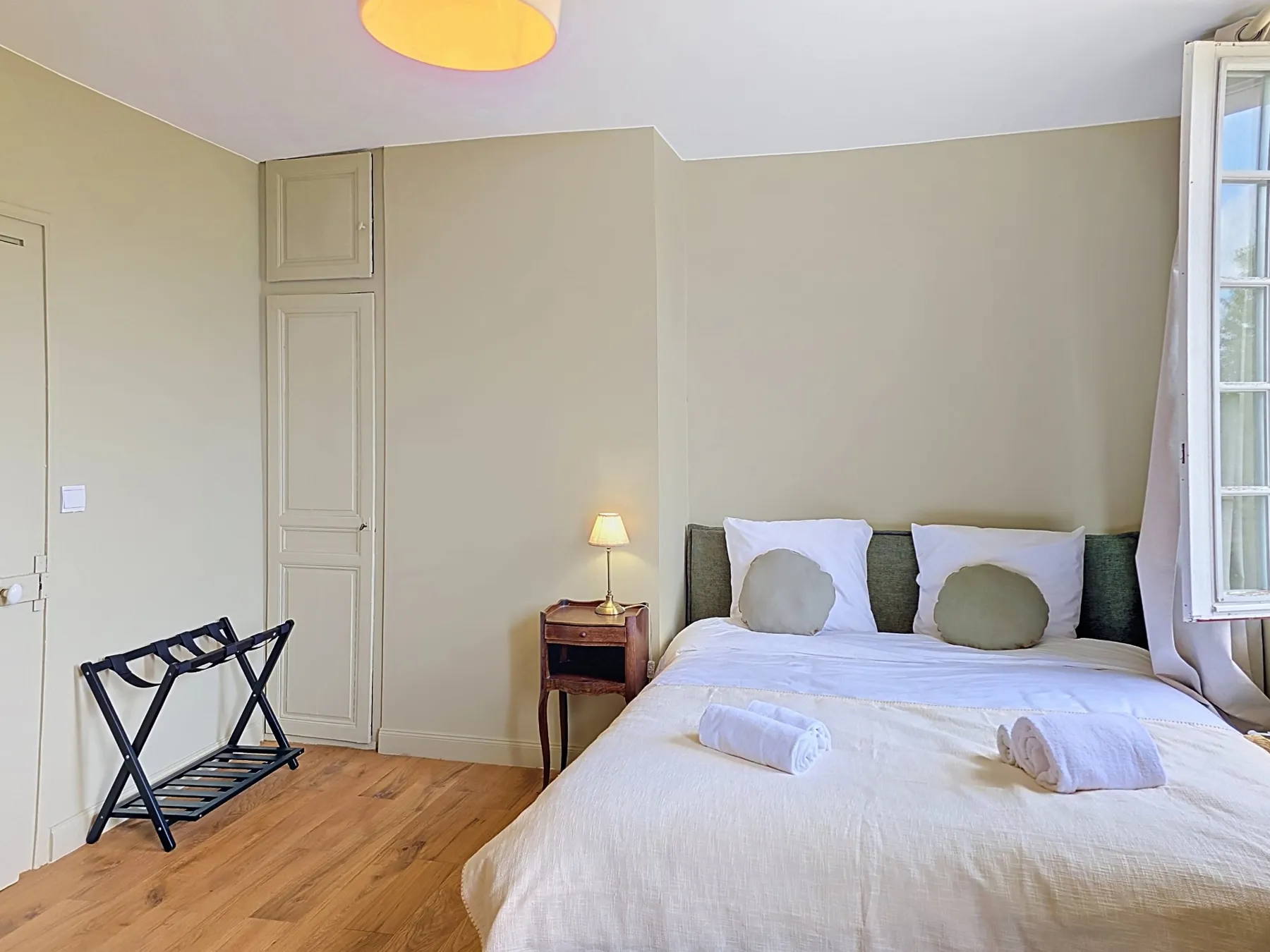 La chambre des Prés, lit double et parquet clair