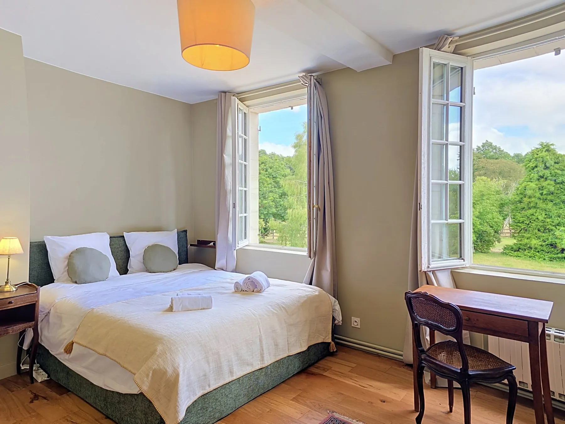 La chambre des Prés, bureau devant la fenêtre